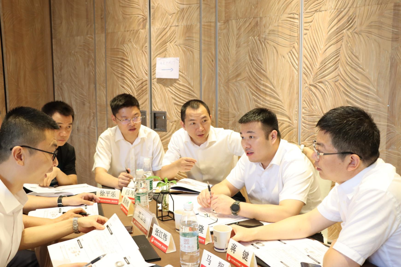 2021年6月25日-26日，PG国际二建组织开展了2021年中高层主管执行力培训。本次培训特邀清华、北大、上海交大总裁班讲师，中国企业家协会特聘高级讲师许晋老师进行授课。